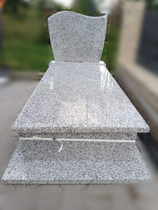 Nagrobek granitowy
