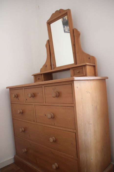 Cómoda de pinho com espelho