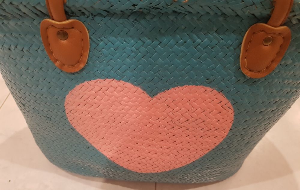 Cesta em verga pintada com pegas em pele