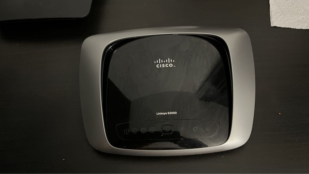 Продам разом  сет роутер cisco linksys ae 4500 та linksys e2000