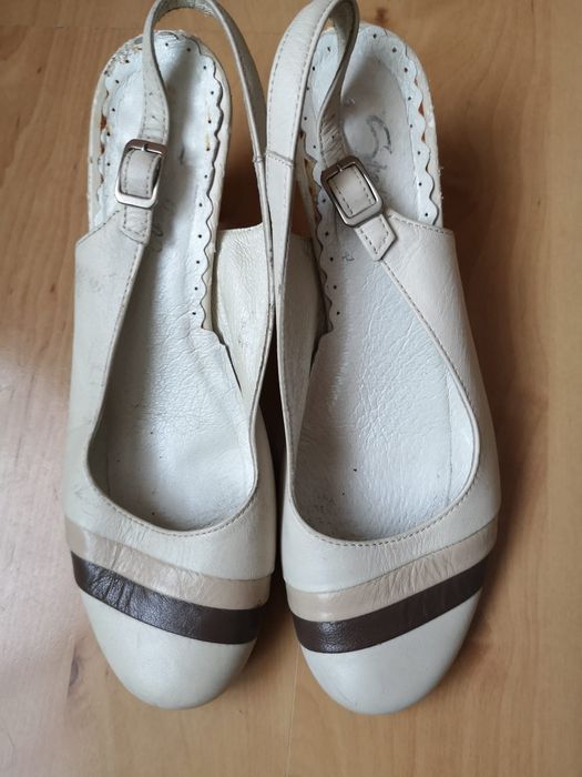 Buty na obcasie jasno-beżowe
