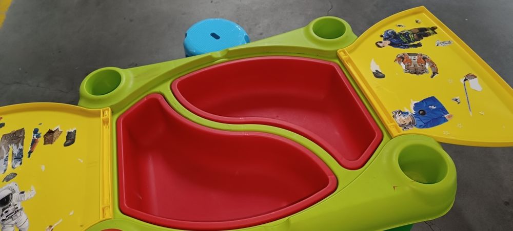 Mesa com arrumação para criança com 2 bancos