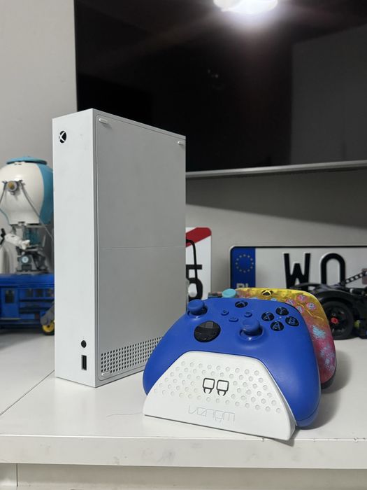 Xbox Series S + 2 pady z ladowarka do nich SUPER STAN