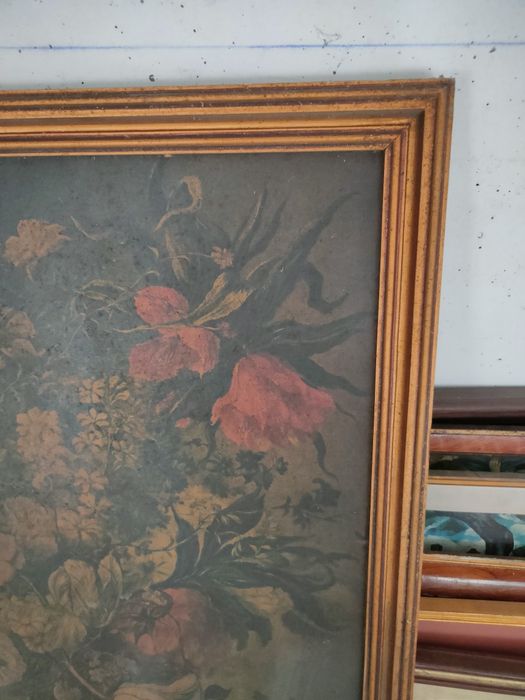 Quadro antigo com tema floral.