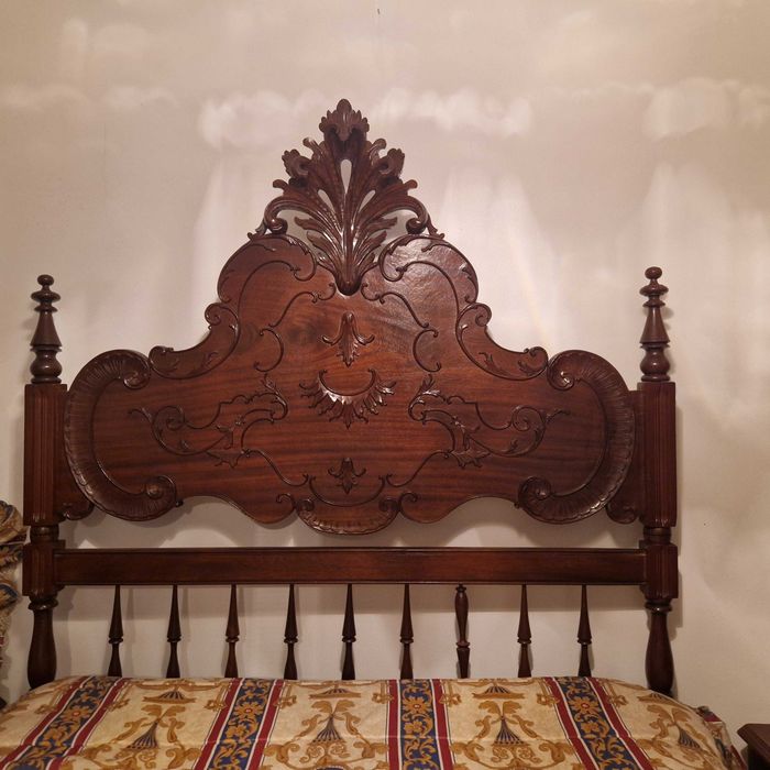 Cama de casal em madeira maciça – estilo clássico entalhado