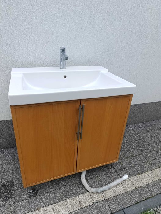 Szafka łazienkowa z umywalką i bateria