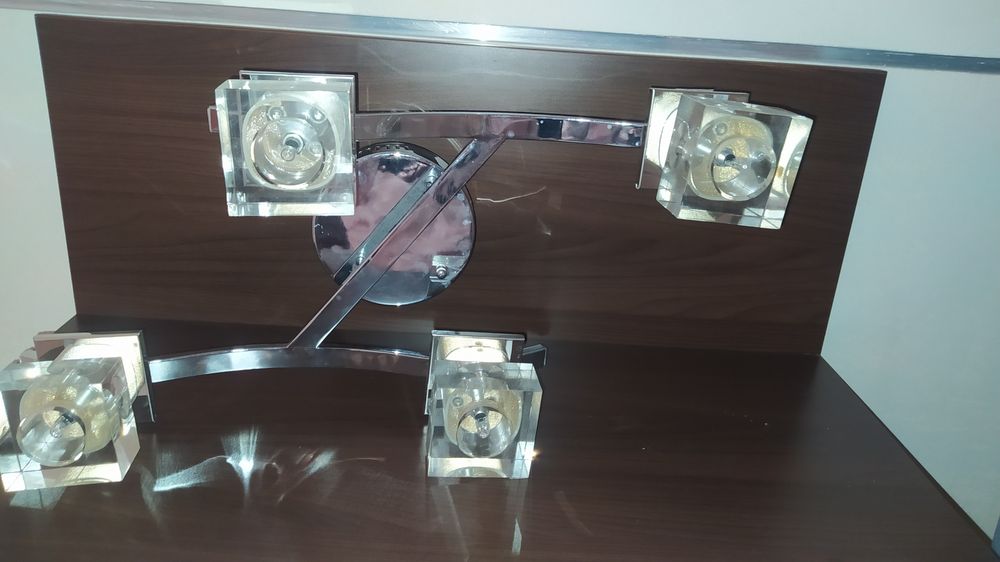 Lampa, żyrandol z 4 źródłami swiatla.