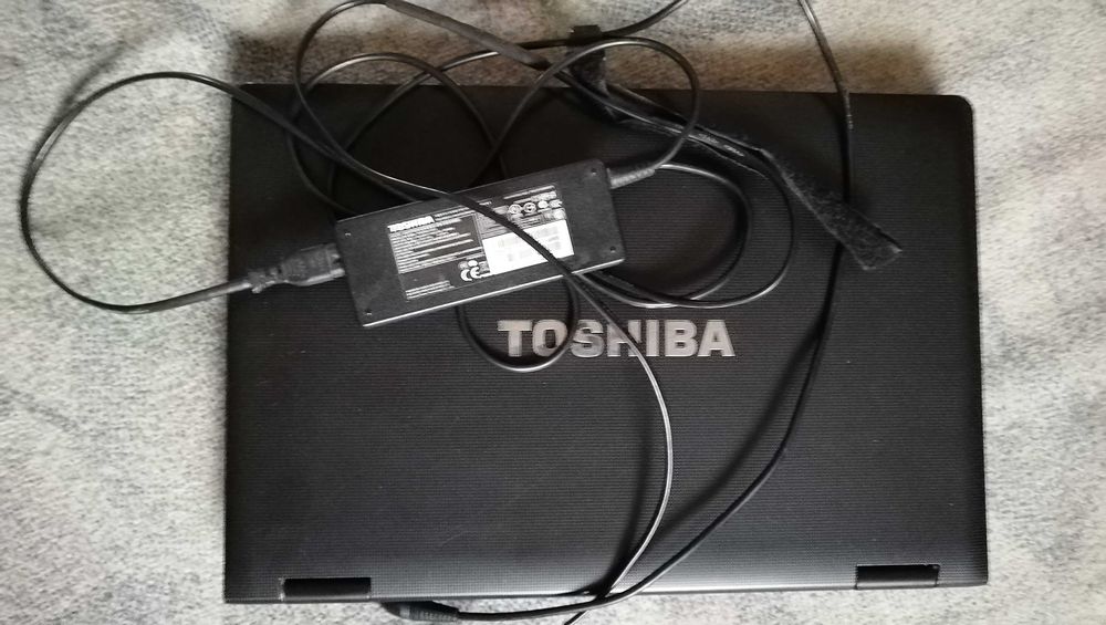 Ноутбук Toshiba з усіма необхідними програмами