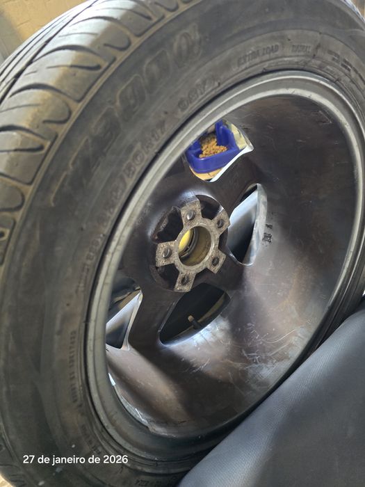 Pneu sobresselente mercedes c220