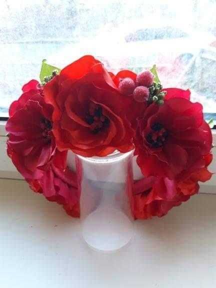 Святковий вінок з червоних квітів.