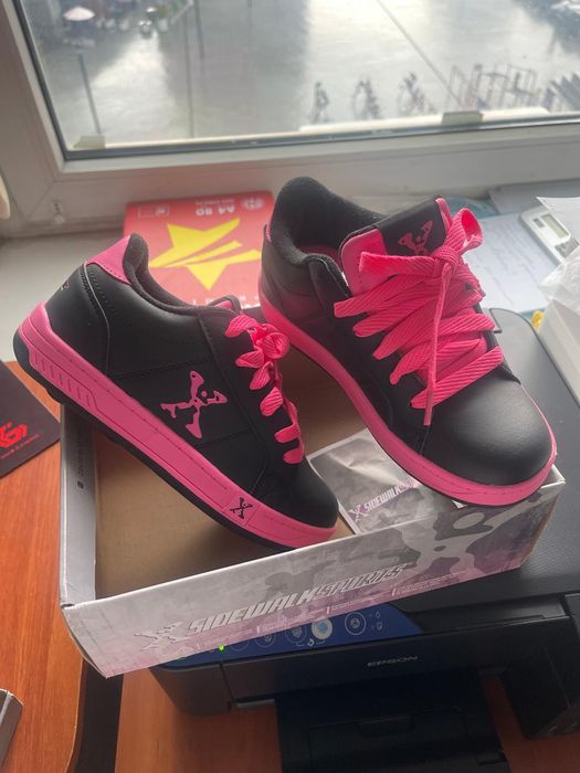 Heelys,  кроссовки  на  колёсиках