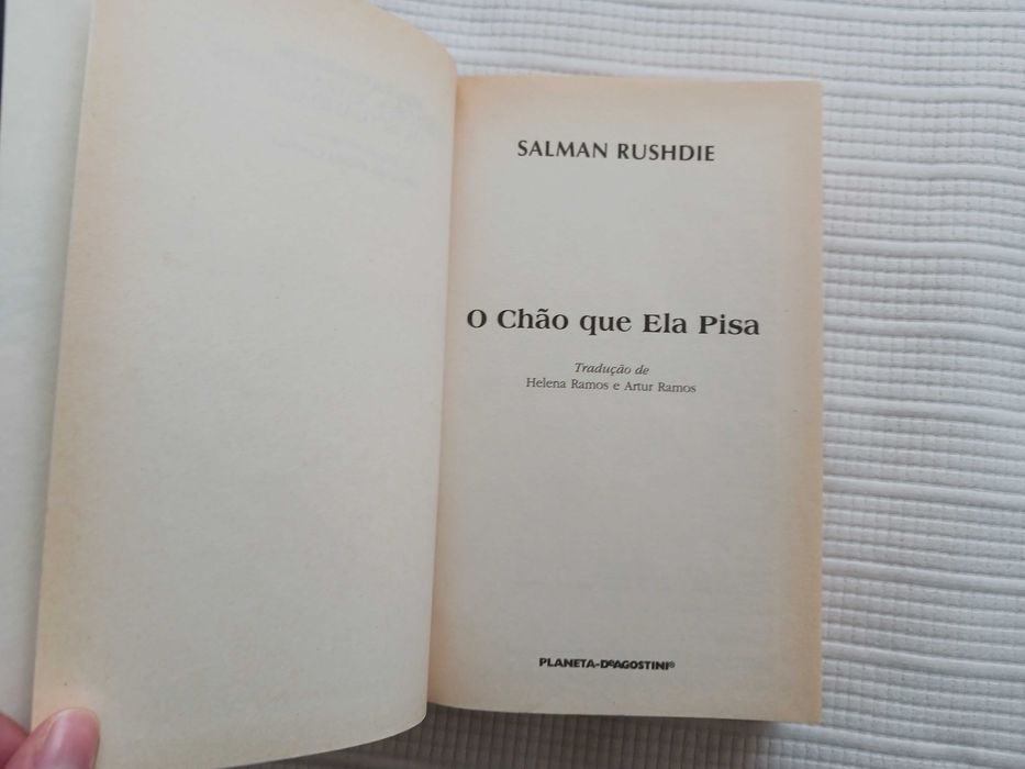 Livro O Chão que ela Pisa, de Salman Rushdie