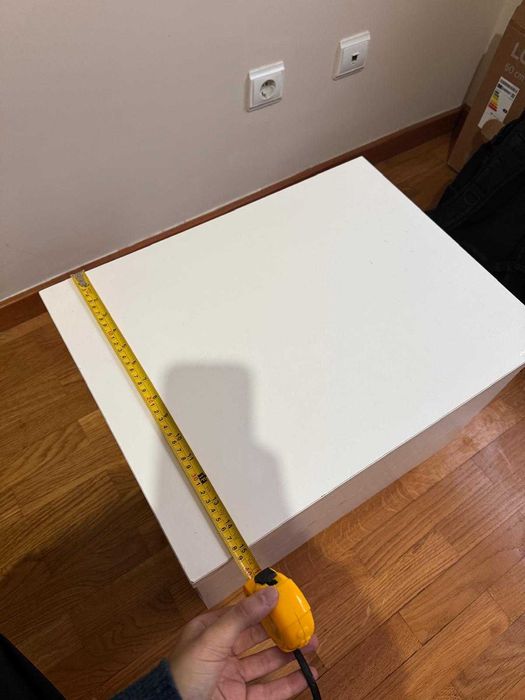 Mesinha de cabeceira MALM