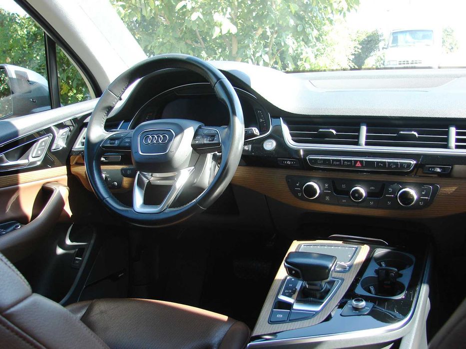Audi Q7 3.0 турбо 2017 год (7 МЕСТ) на коже с панорамой