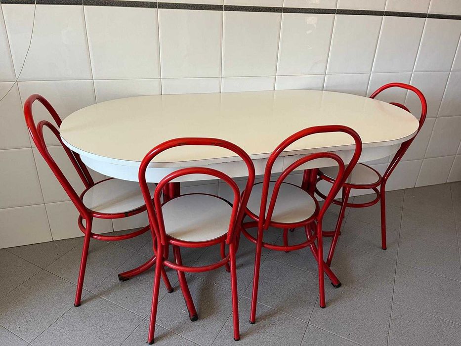 mesa de cozinha com 4 cadeiras