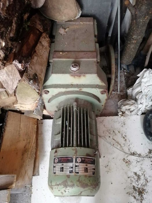 Motoreduktor niemiecki kątowy 0,66 kW z hamulcem