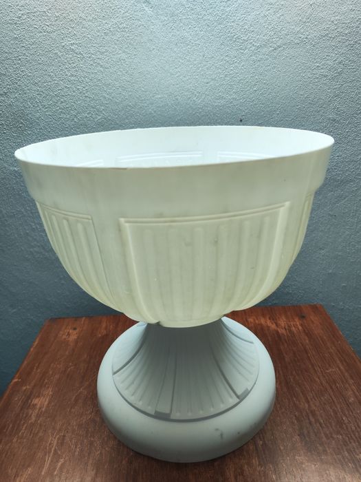 Пластиковый вазон для цветов