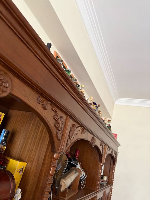 Armário de sala em madeira maciça