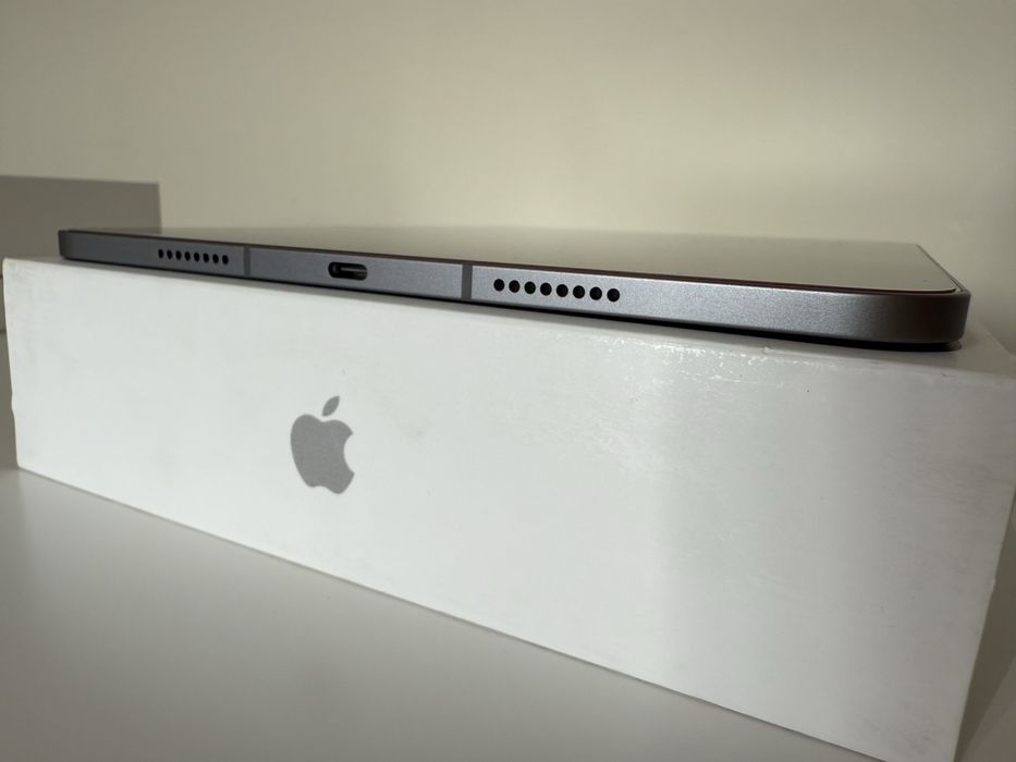 Tablet iPad Pro 11” A2761 4. generacji M2 2022 idealny, z klawiaturą