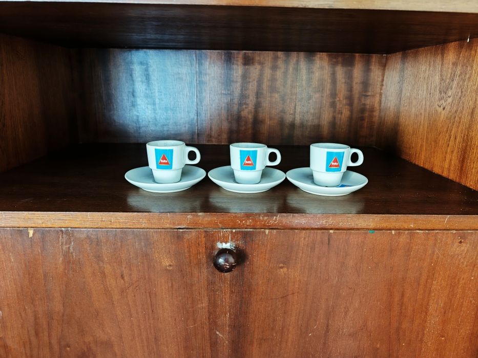 Chávenas de café Delta com pires