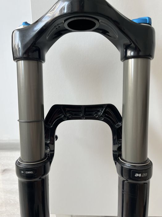 Fox Rhythm 34 – 27,5”+ / 29”, Skok 130 mm, Oś 15x110 Boost