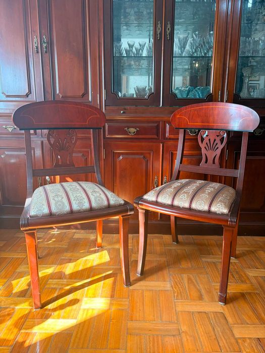 Conjunto de 2 cadeiras clássicas em madeira