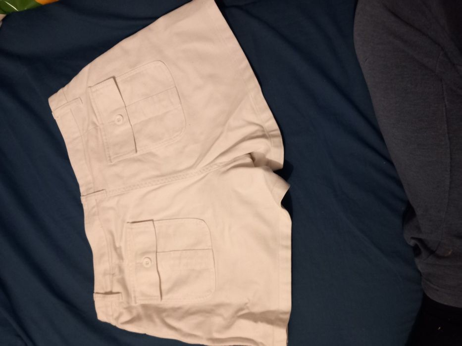 Białe spodenki damskie