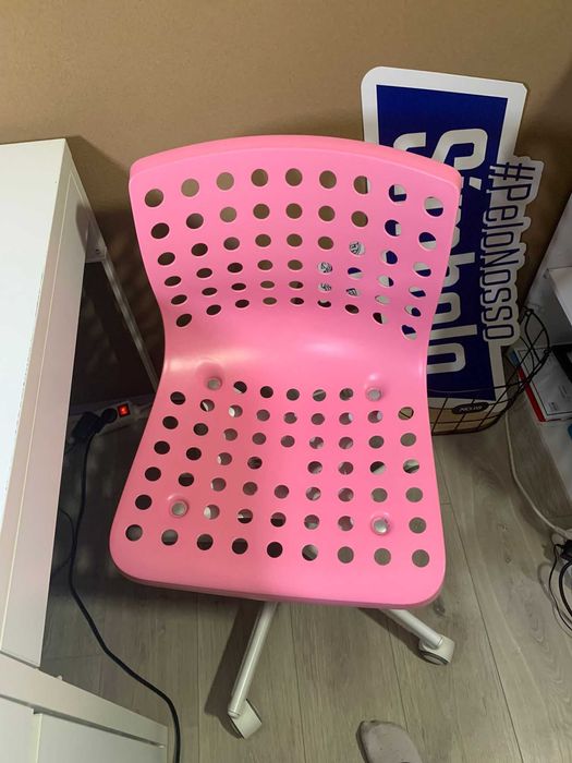 Cadeira com rodas para secretária