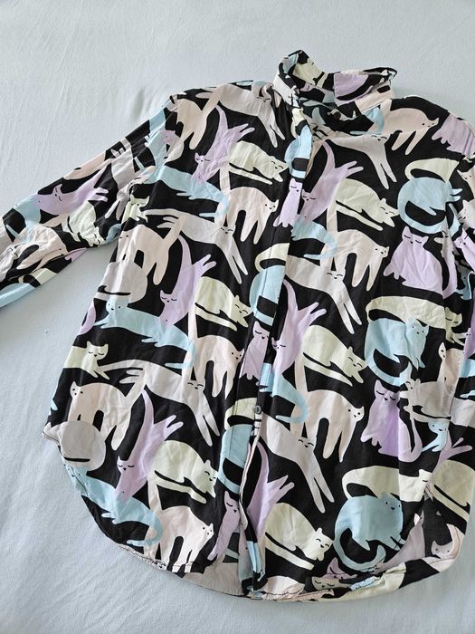 Czarna koszula w koty