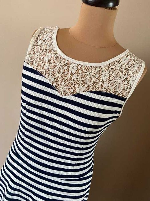 Rozkloszowana sukienka paski koronka 42 44 tekstura plus size +size