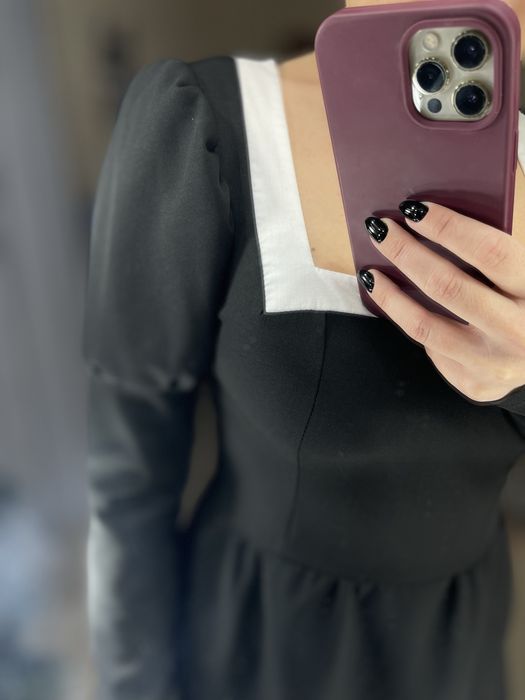 Платье черное.