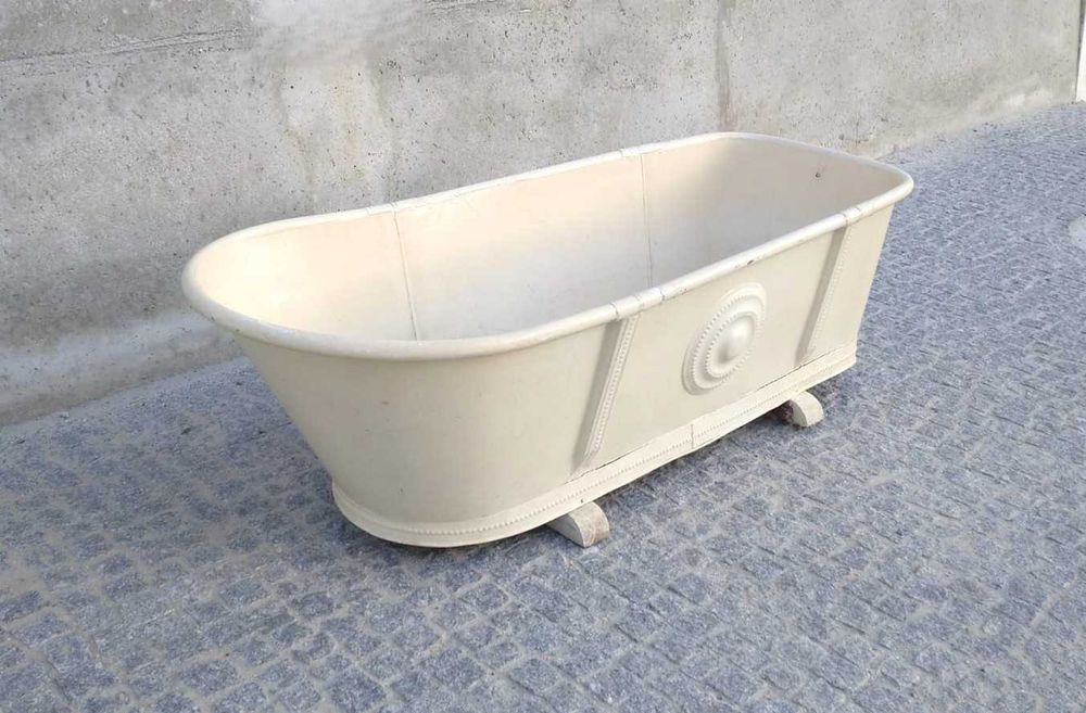 Antiga banheira pintada em chapa