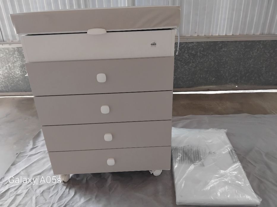 Comoda crianças com muda fraldas e banheira