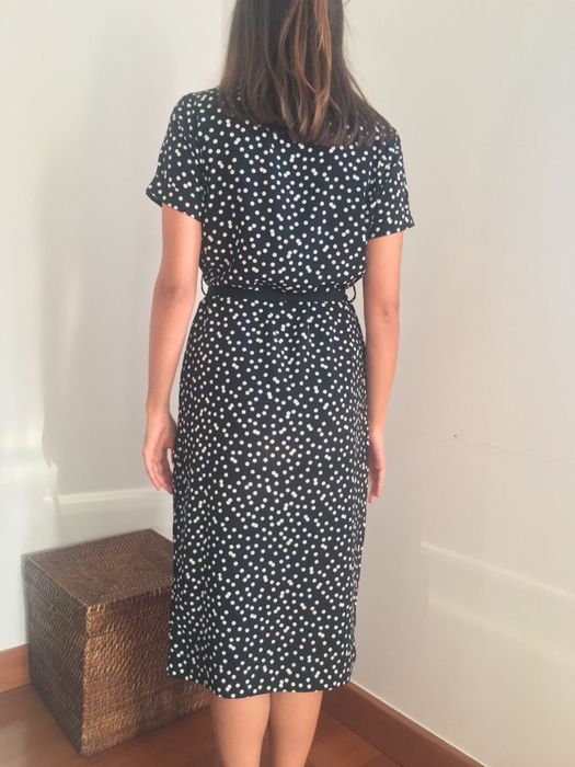 Vestido preto clássico às bolinhas