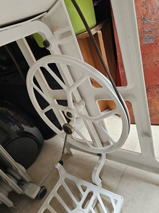 Mesa restaurada com máquina de costura  Oliva