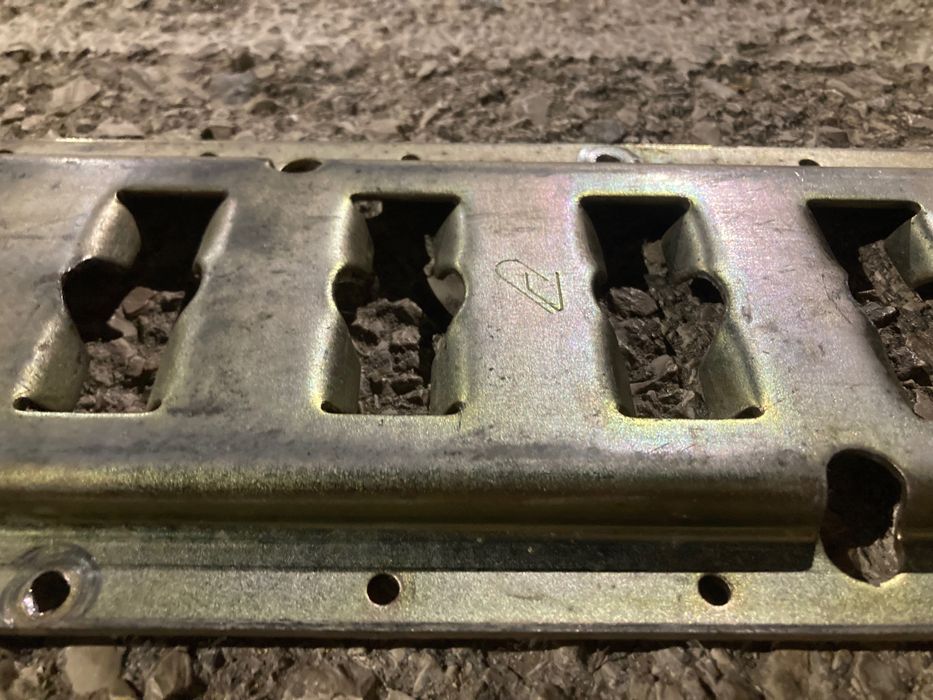 Conjunto de 5 trilhos para amarração de cargas.