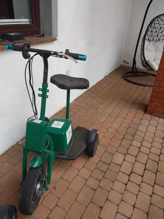 Trójkołowiec , hulajnoga elektryczna skuter