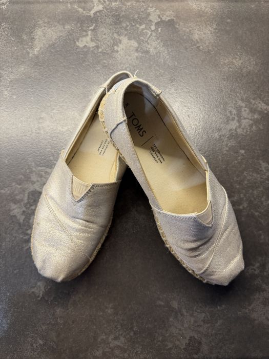 espadryle półbuty wsuwane materiałowe tekstylne wiosna lato letnie wakacyjne wakacje srebrne brokatowe casual boho street style Toms 38