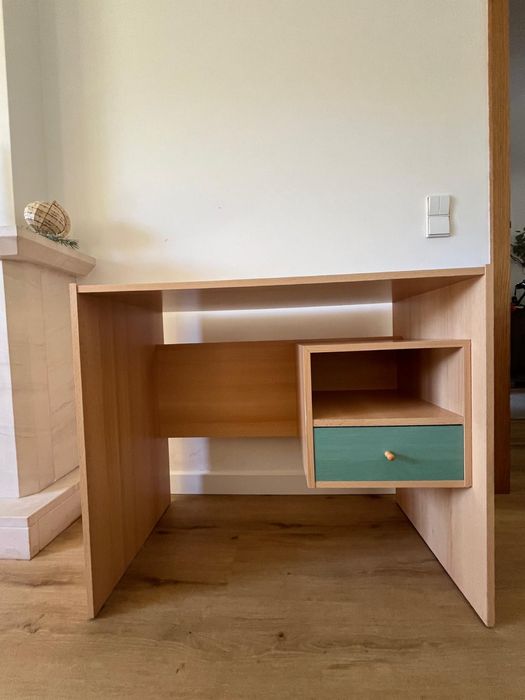 Secretária + mesa de cabeceira