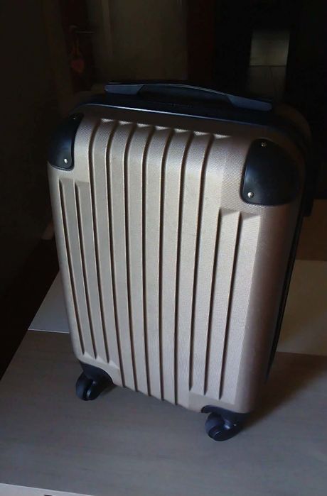 Mala dourada de viagem
