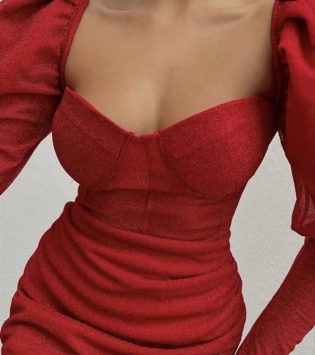 Червона сукня з чашечками коротка