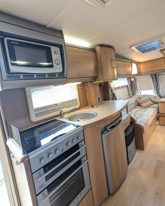 /Caravana/ Impecável/4 pessoas/levo ao local