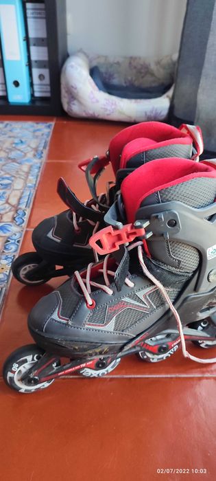 Patins de criança vermelho e preto