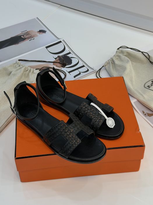 Сандалі від відомого бренду HERMES 2026