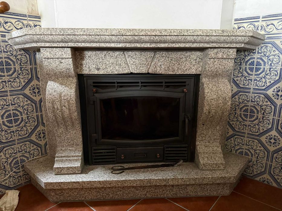 Lareira em granito com recuperador de calor – excelente estado