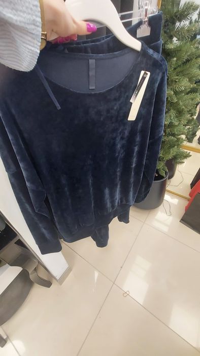 Dres welurowy firmy Es Para Mi granatowy