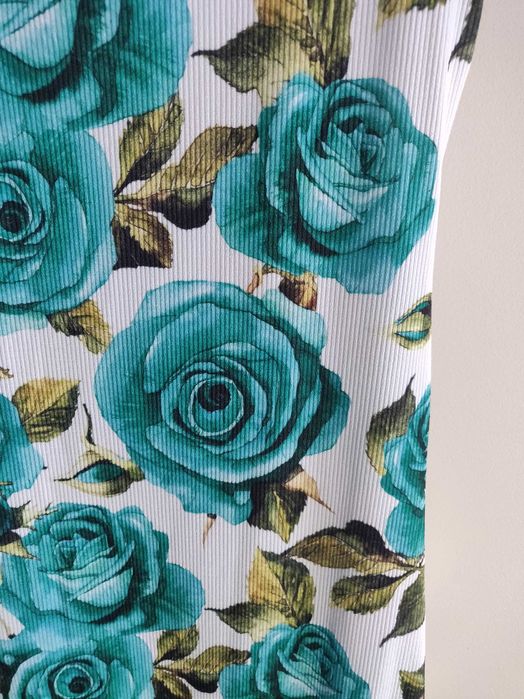 Vestido branco com estampado verde e azul