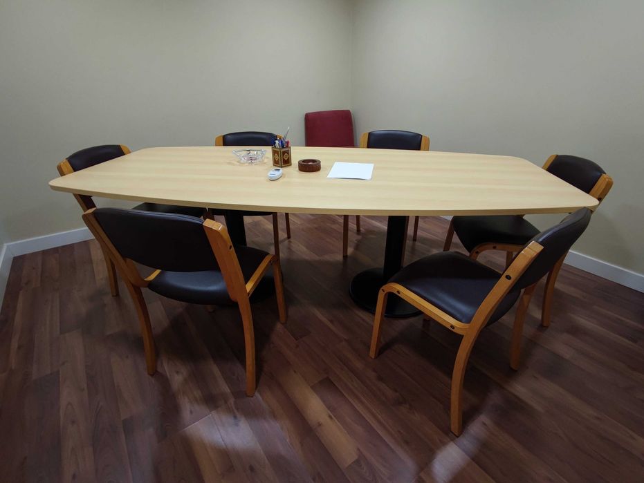 Estantes, mesa reunião e cadeiras (diverso material de escritório). Desde 20€