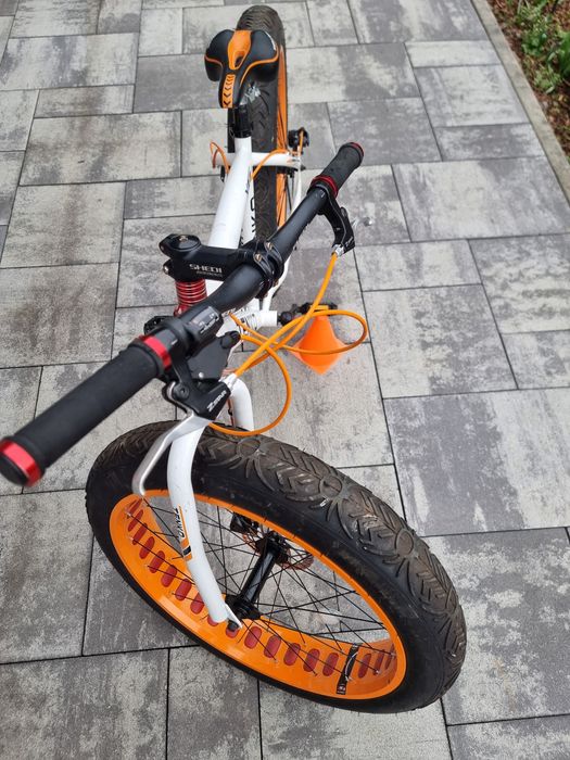 Rower górski na szerokich kołach