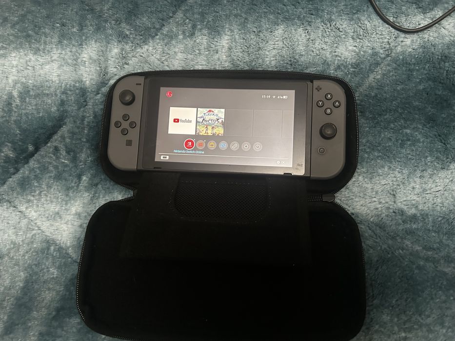 Nintendo Switch + Pokemon Legends: Arceus, perfeito estado.